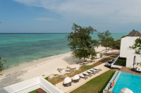 Direct access to the beach 