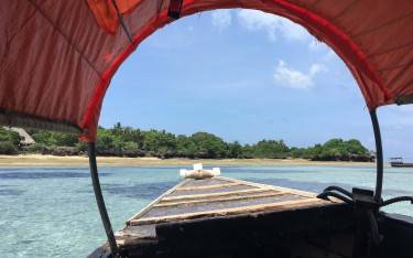 Thumbnail of Boat arriving at the island