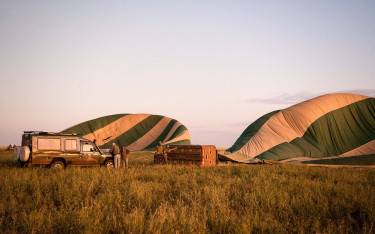 Preparations before a hot-air balloon safari