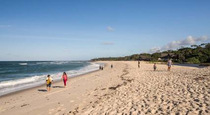 People walking on Kutani beach