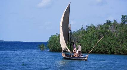 People crossing by dhow from the island Kilwa Kisiwani to the mainland